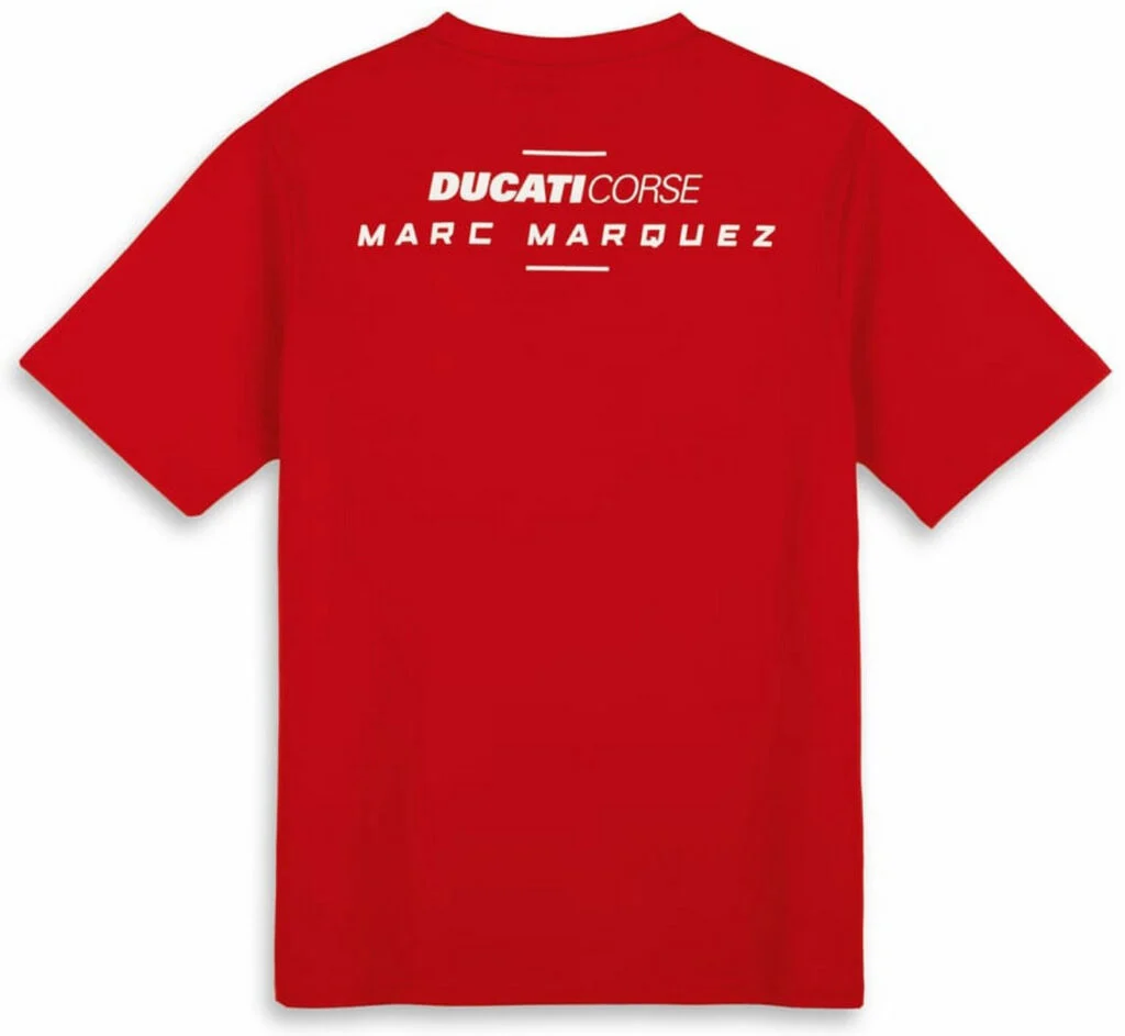 Брендинг Ducati Corse и Marc Márquez размещен на плечах футболки Dual MM93.