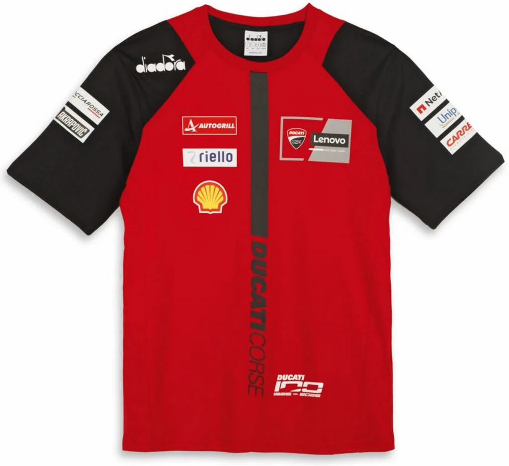 Футболка GP Team Replica 26 повторяет стиль официальной экипировки команды Ducati MotoGP с графикой спонсоров и юбилейным