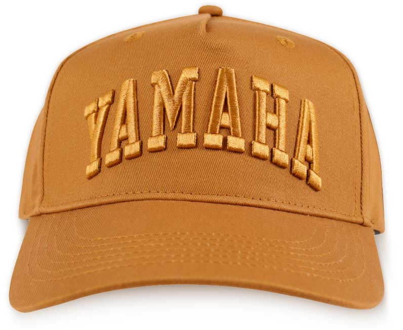 Тональная рельефная вышивка придаёт кепке Yamaha College Snap Back Cap цвета camel расслабленный streetwear-образ.