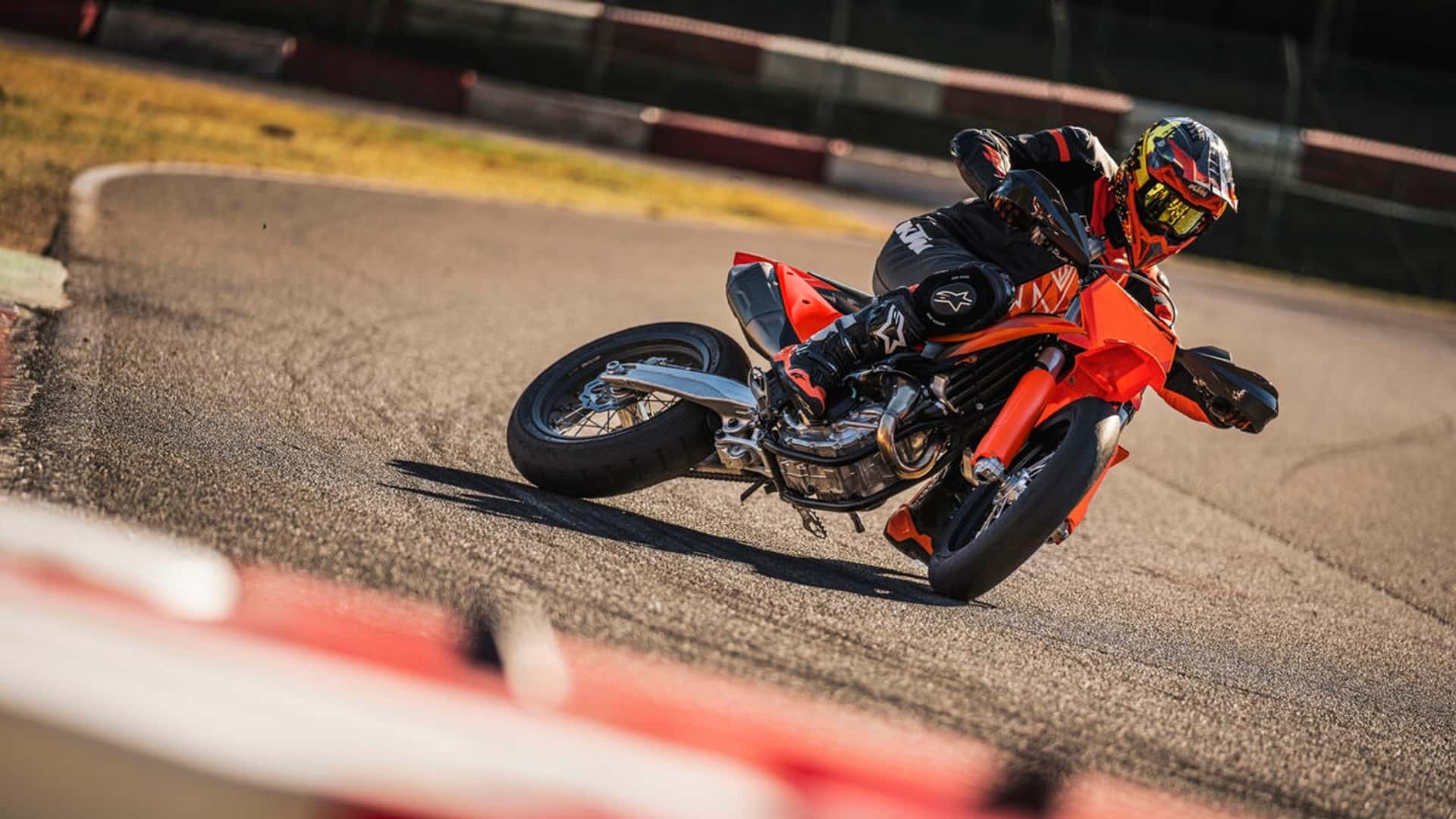 KTM 450 SMR 2027: главное обновление оказалось не техническим