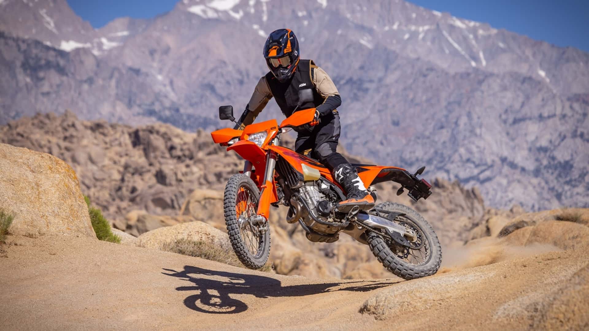KTM представляет новые dual sport мотоциклы. Но по сути это гоночные байки с номерными знаками