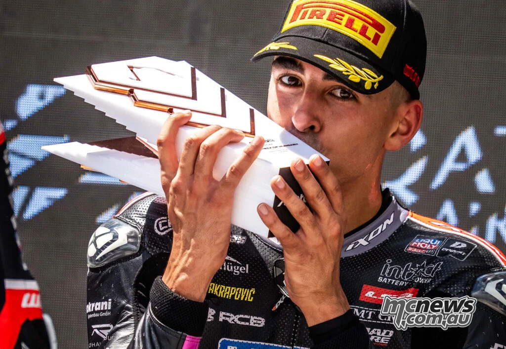 Сенна Агиус празднует свой третий подиум Moto2 в сезоне после третьего места в Гран-при Венгрии