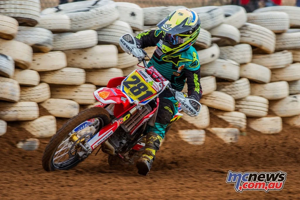 Сенна Агиус на чемпионате Австралии по юниорскому dirt track в 2017 году — изображение Andrew Kenny Visual94