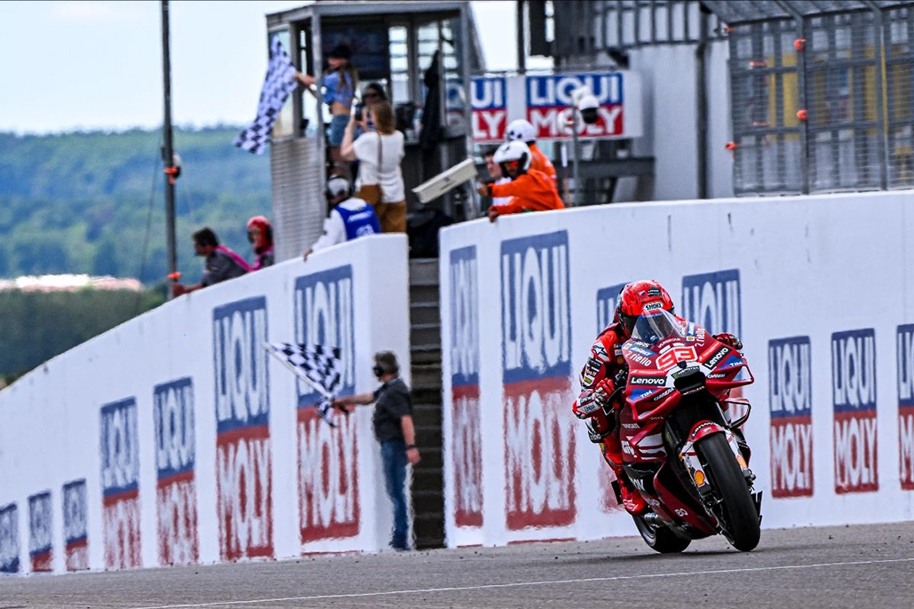 MotoGP: Марк Маркес удержал натиск соперников и взял спринт в Заксенринге