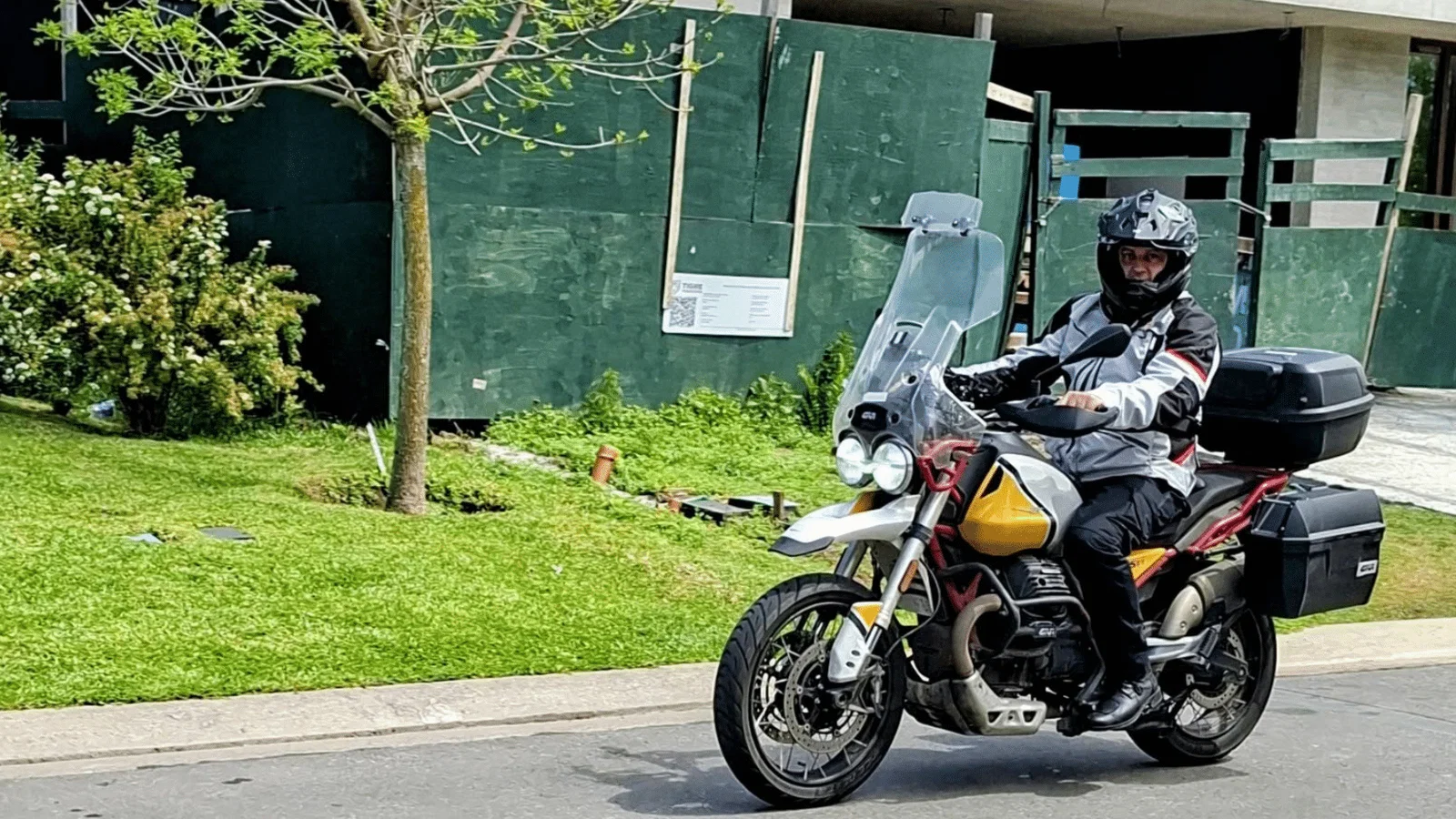 Мотоциклист на Moto Guzzi намерен преодолеть 2 779 миль менее чем за 70 часов
