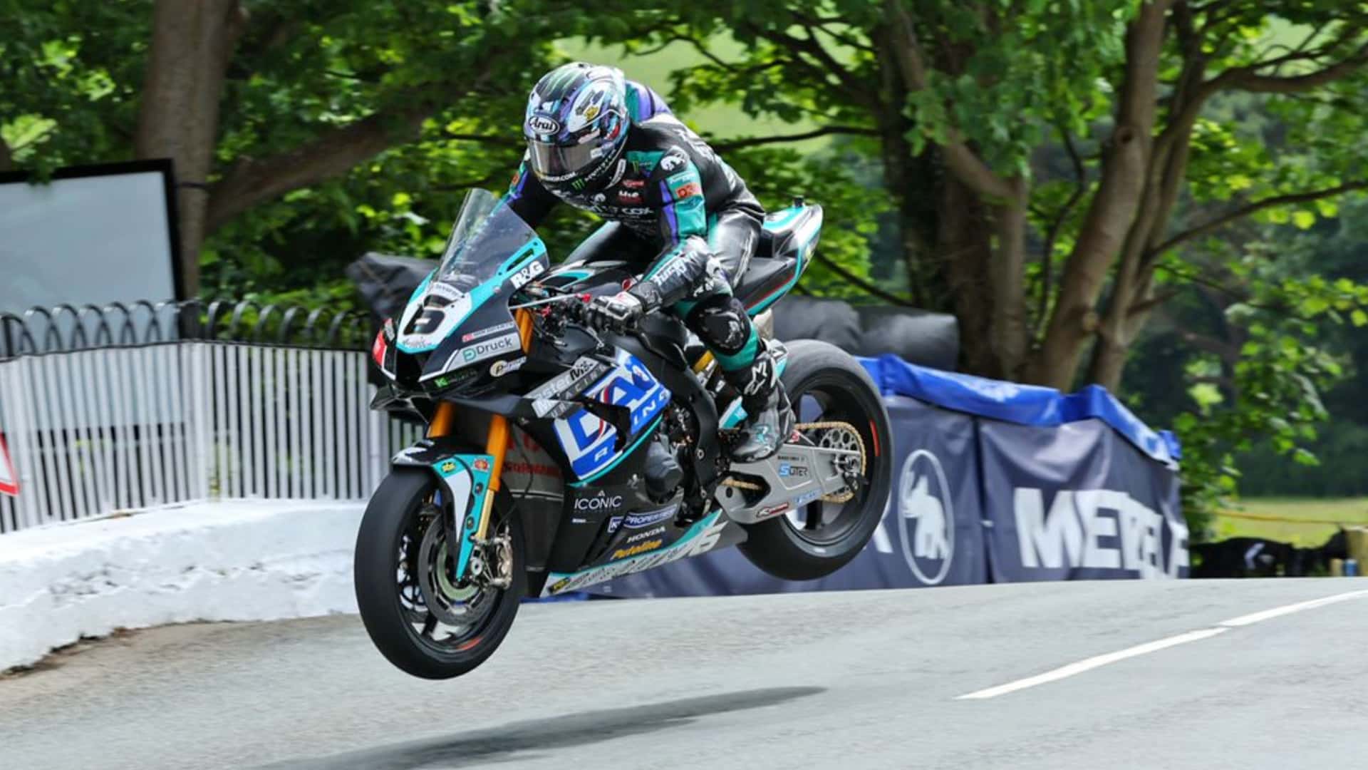 Никто не знает, выберет ли Майкл Данлоп Ducati или Honda для гонки Senior Superbike на IOM TT