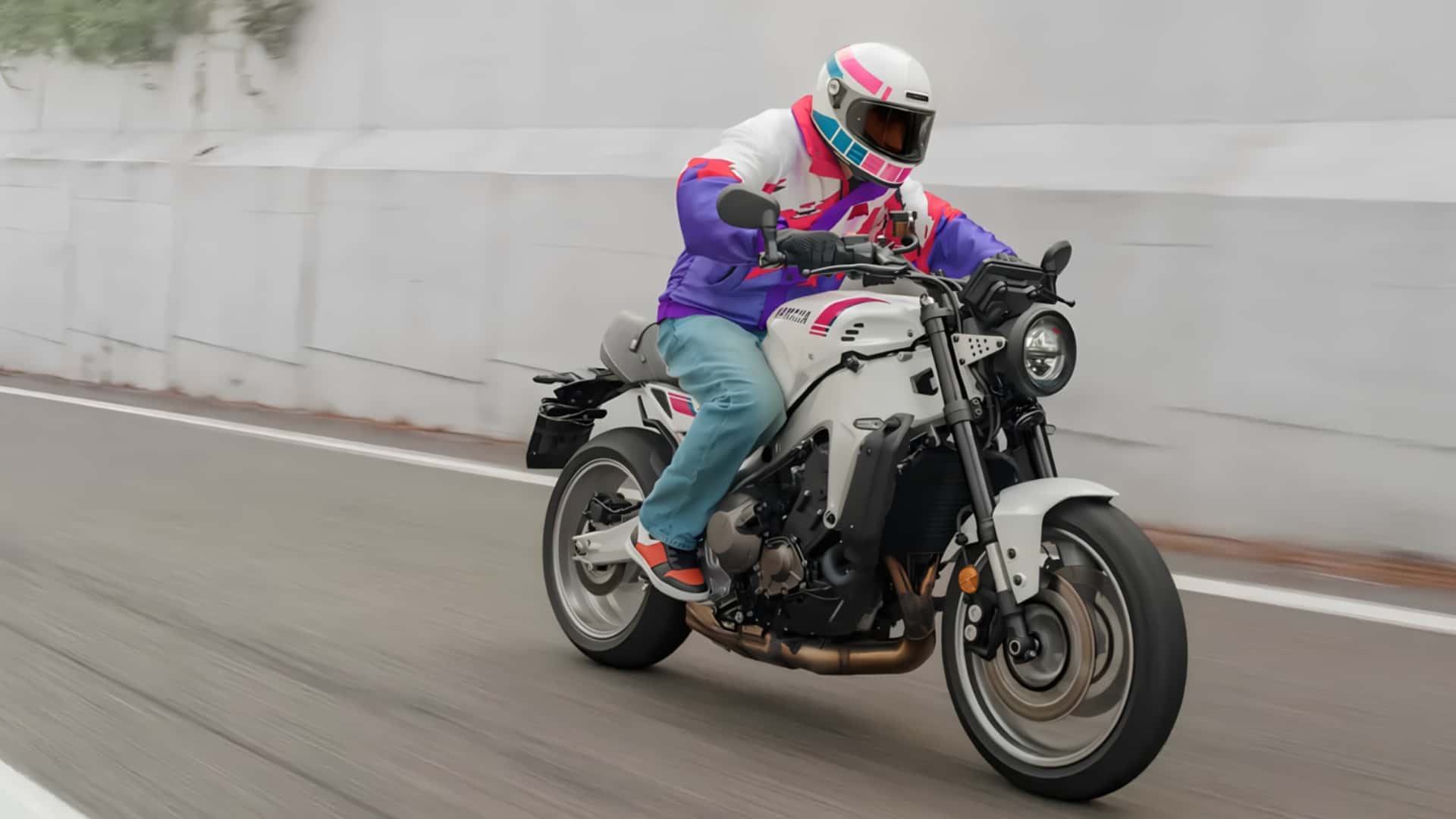 Yamaha XSR900 получил ретро-окраску Neon White