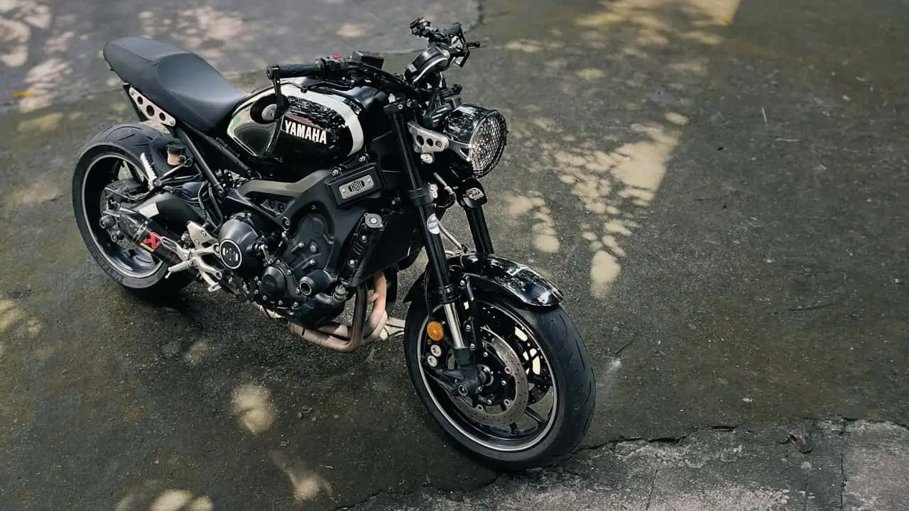 Yamaha XSR900 получил ретро-окраску Neon White — фото 2