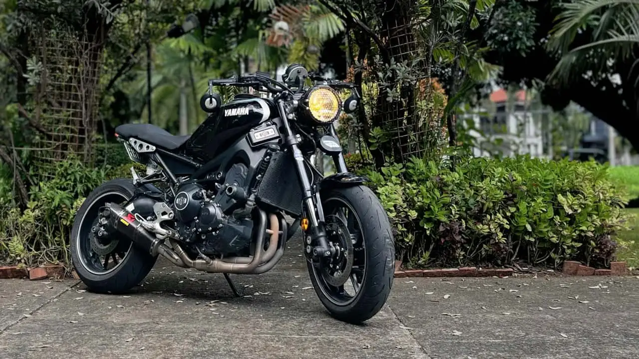 Yamaha XSR900 получил ретро-окраску Neon White