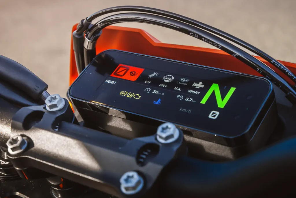 Обзор 2026 KTM 690 SMC R: 9 быстрых фактов о супермото — фото 5