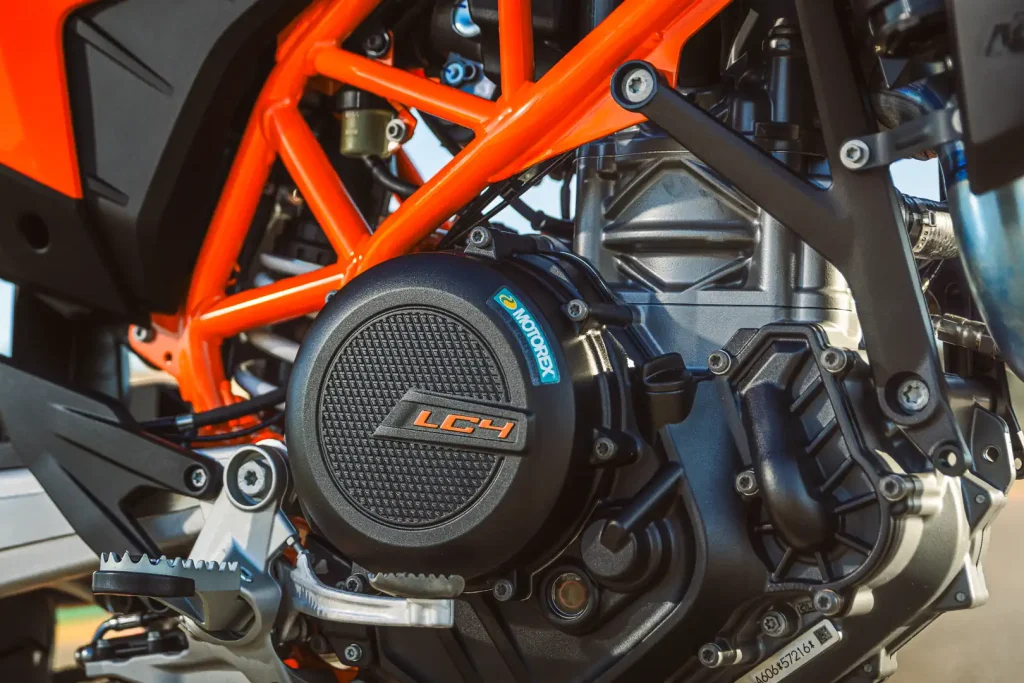 Обзор 2026 KTM 690 SMC R: 9 быстрых фактов о супермото — фото 3