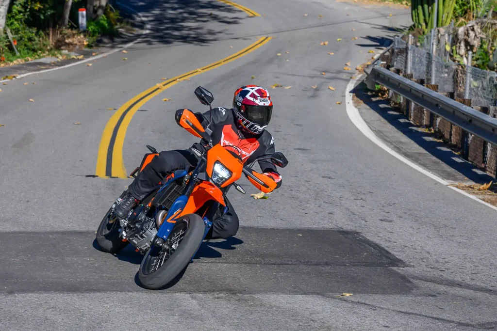 Обзор 2026 KTM 690 SMC R: 9 быстрых фактов о супермото — фото 7