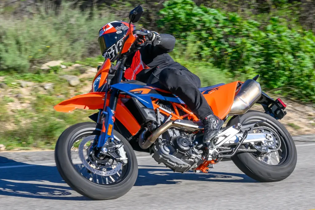 Обзор 2026 KTM 690 SMC R: 9 быстрых фактов о супермото — фото 4
