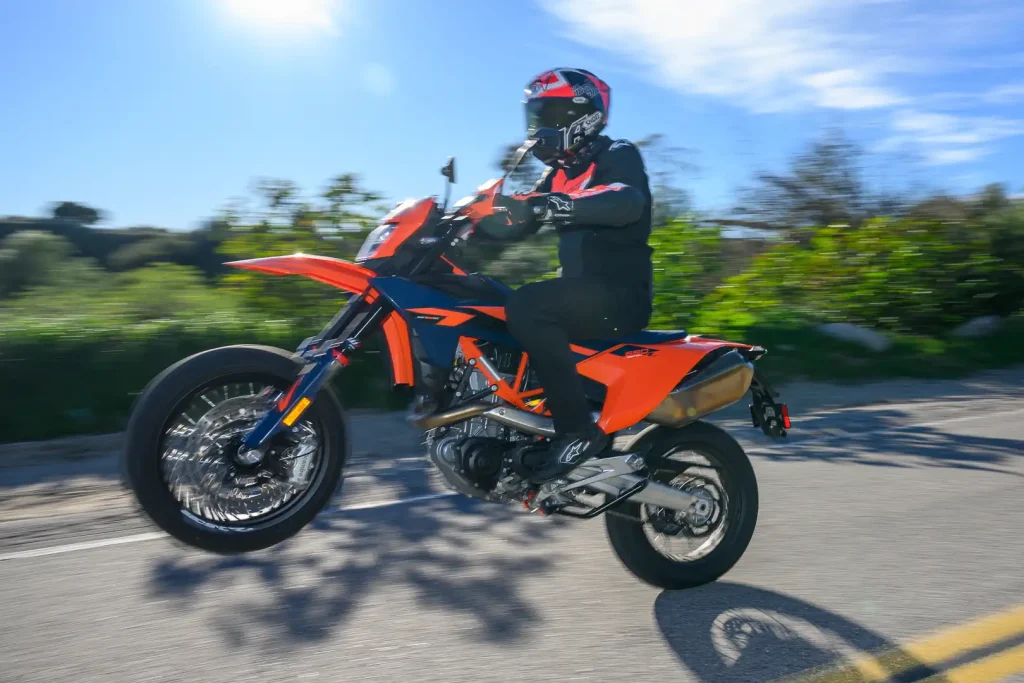 Обзор 2026 KTM 690 SMC R: 9 быстрых фактов о супермото — фото 6