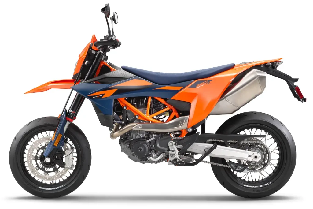 Обзор 2026 KTM 690 SMC R: 9 быстрых фактов о супермото