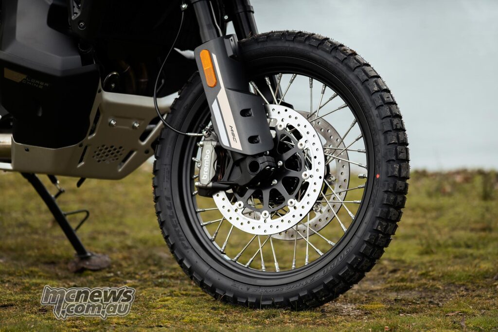 Полностью регулируемая вилка KYB USD и моноблочные суппорты Brembo установлены на 1000MT-X