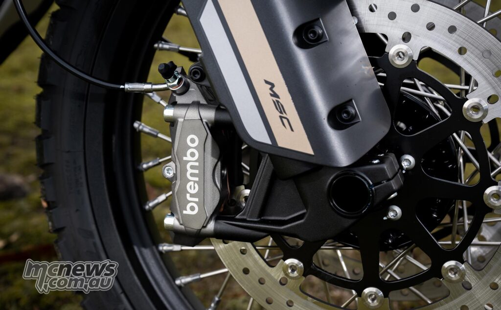 Brembo установила радиальные четырехпоршневые суппорты на двух передних дисках диаметром 320 мм