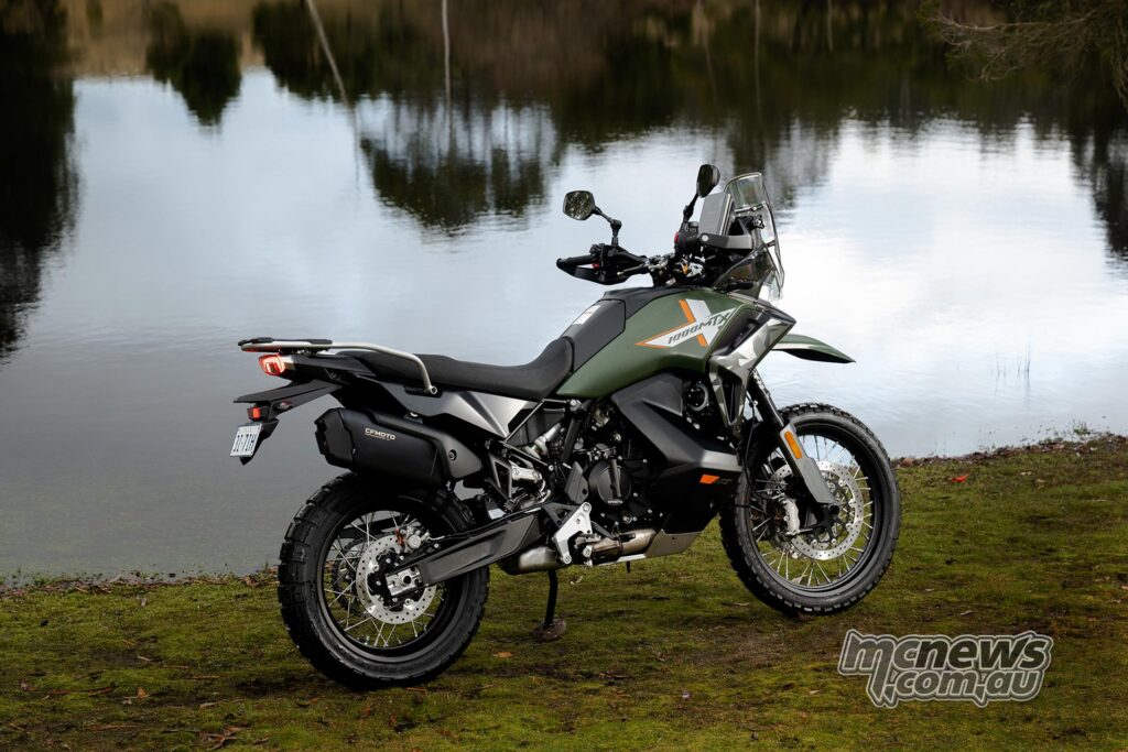 CFMOTO 1000MT-X предлагается в цветах Nebula Black, Tactical Green, Aerolite Grey