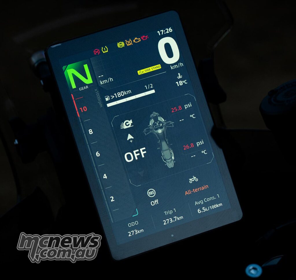 1000MT-X получил большой новый 8-дюймовый TFT-дисплей с множеством данных и функций, но он может показаться перегруженным
