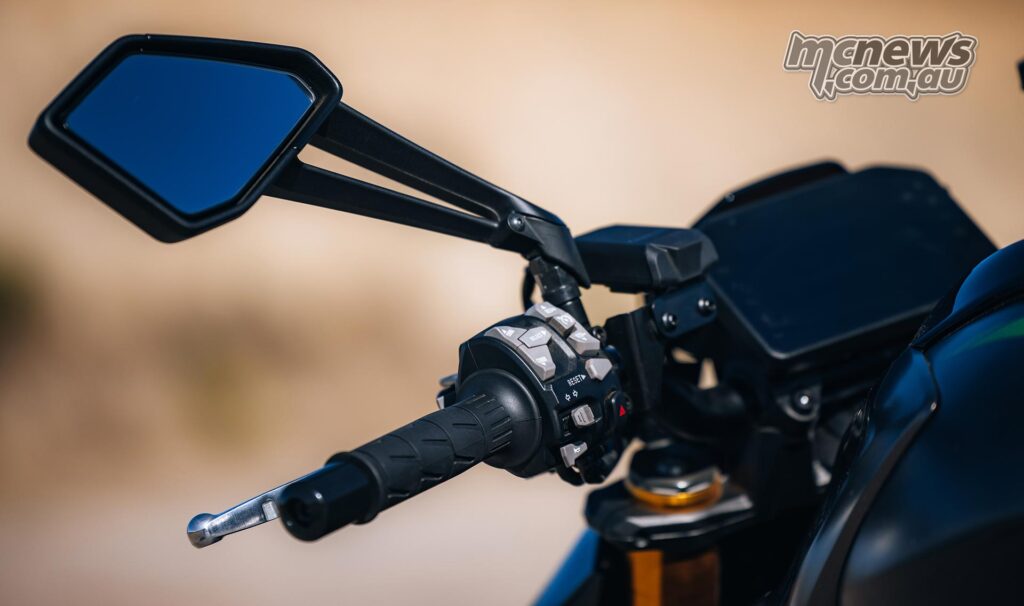 Круиз-контроль входит в стандартное оснащение Z1100 SE ABS — полезная функция для большого нейкеда, который будет ездить и