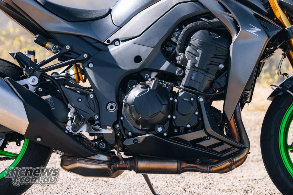 Алюминиевая двухлонжеронная рама Z1100 и компактно упакованный рядный четырёхцилиндровый двигатель подчёркивают дорожную