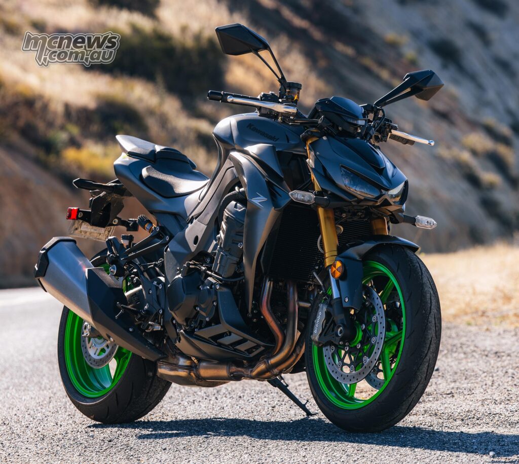 Z1100 выглядит компактным и агрессивным на месте, но более крупное шасси даёт высоким райдерам больше пространства, чем у