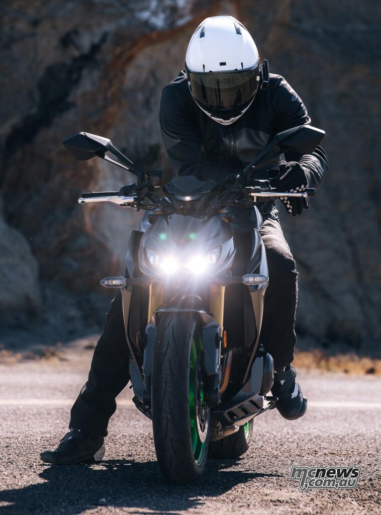 Z1100 задаёт райдеру чуть поданную вперёд, уверенную посадку, но посадочный треугольник оказался комфортнее, чем у более