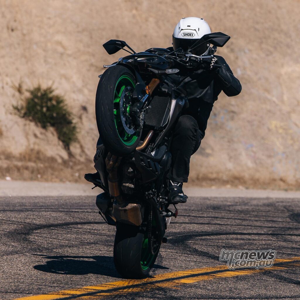 Z1100 на одном колесе — наглядная демонстрация старой доброй Kawasaki-мощи под современной электроникой.