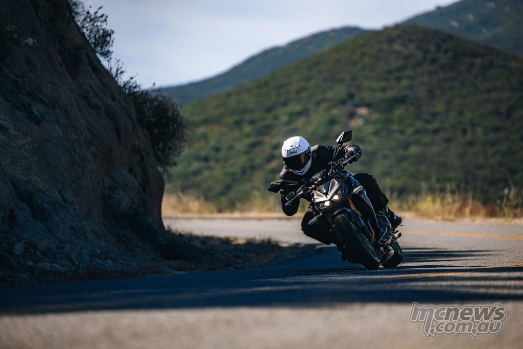 Z1100 — не самый быстрый по отклику на руль большой нейкед в классе, но его стабильность и собранность особенно хороши на