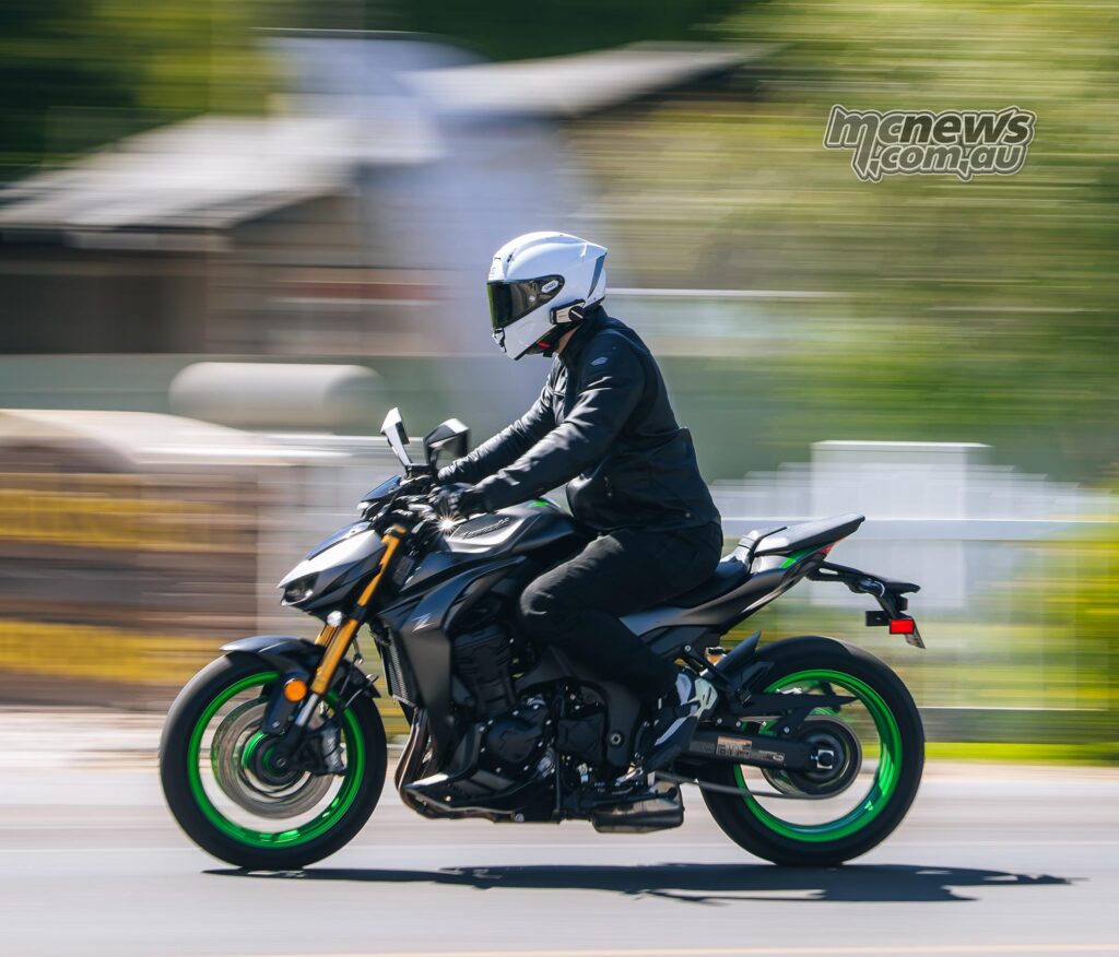 Вне показной эффектности Z1100 естественно входит в дорожный ритм, а обновлённая посадка делает его более спокойным