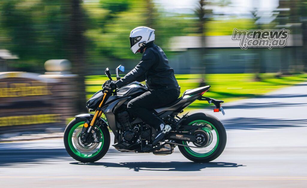 Дорожная направленность Z1100 хорошо читается в профиле: большие возможности нейкеда сочетаются с круиз-контролем, удобной