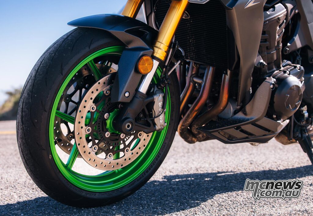 Спереди в версии SE установлены радиальные моноблочные суппорты Brembo M4.32 на двух дисках диаметром 300 мм, хотя по итогам