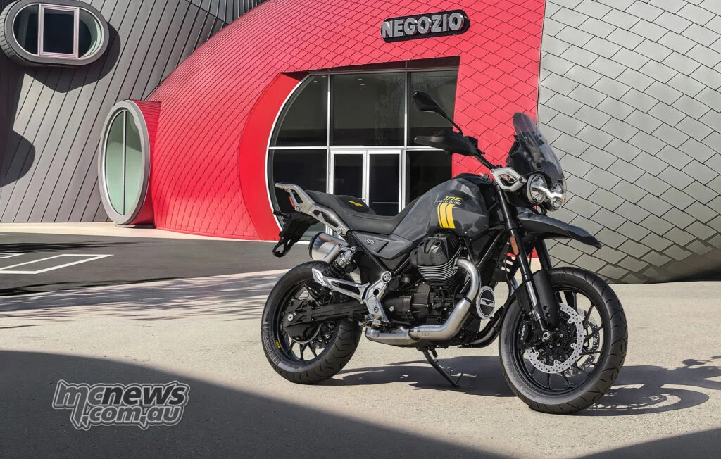 V85 Strada носит перламутрово-серую и жёлтую юбилейную ливрею, вдохновлённую обновлённым комплексом в Манделло