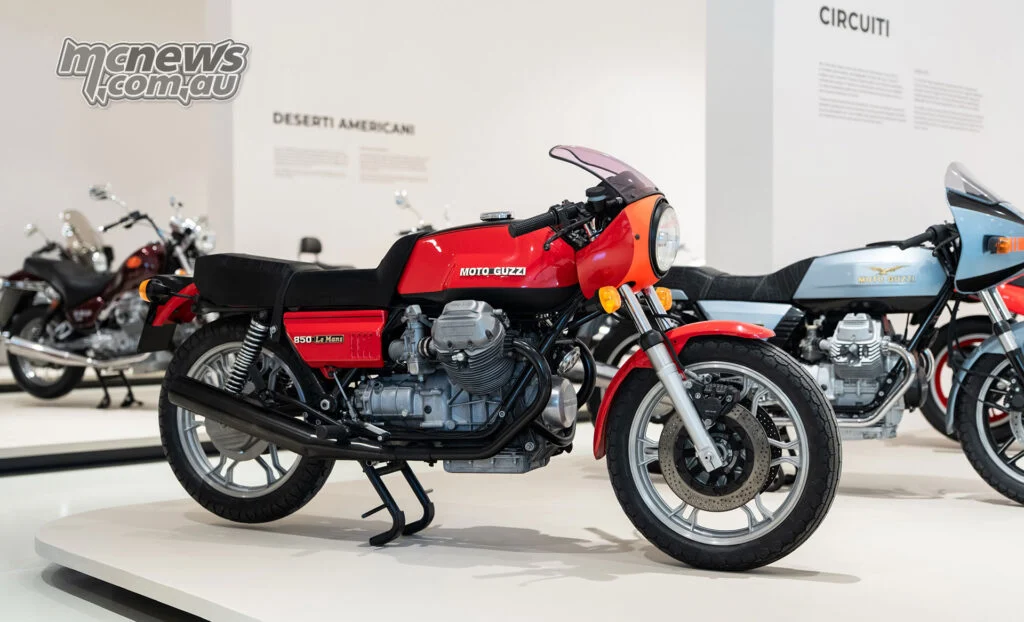 Le Mans 850 в новом музее. Модели Le Mans были среди многих поколений Guzzi, представленных в юбилейном параде