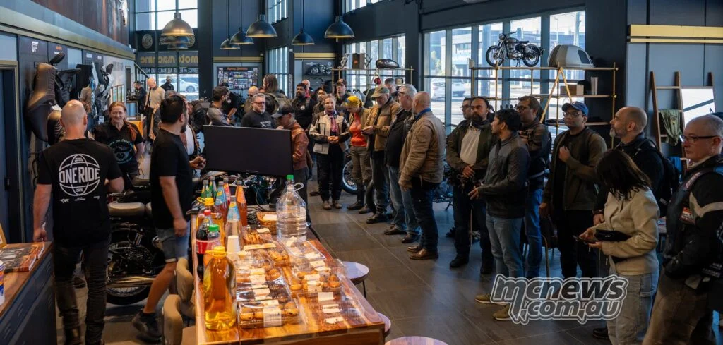Участники в Сиднее собираются у дилерского центра Royal Enfield на One Ride 2026, который привлёк почти 2 000 райдеров по