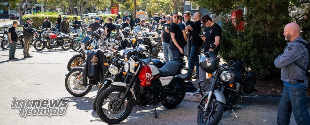 Разные модели Royal Enfield выстроились у места встречи в Сиднее для One Ride 2026