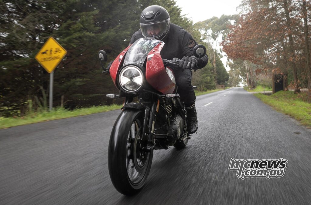 Регулировка подвески на Tracker и Thruxton 400 ограничена только преднатягом заднего амортизатора