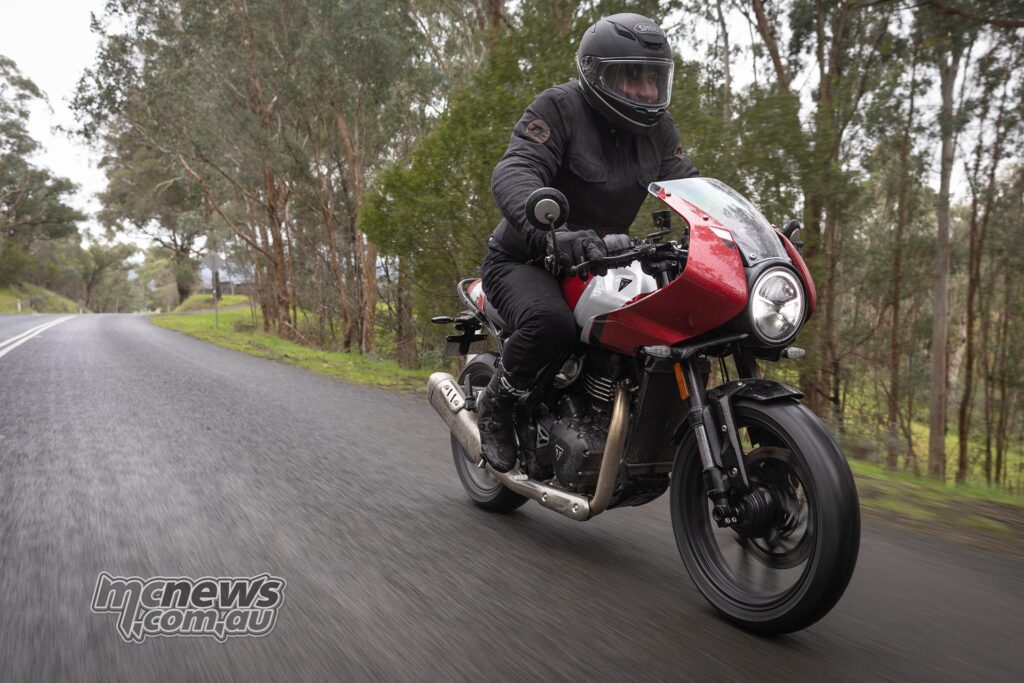 Малокубатурные одноцилиндровые Triumph 400 едут заметно бодрее, чем можно ожидать
