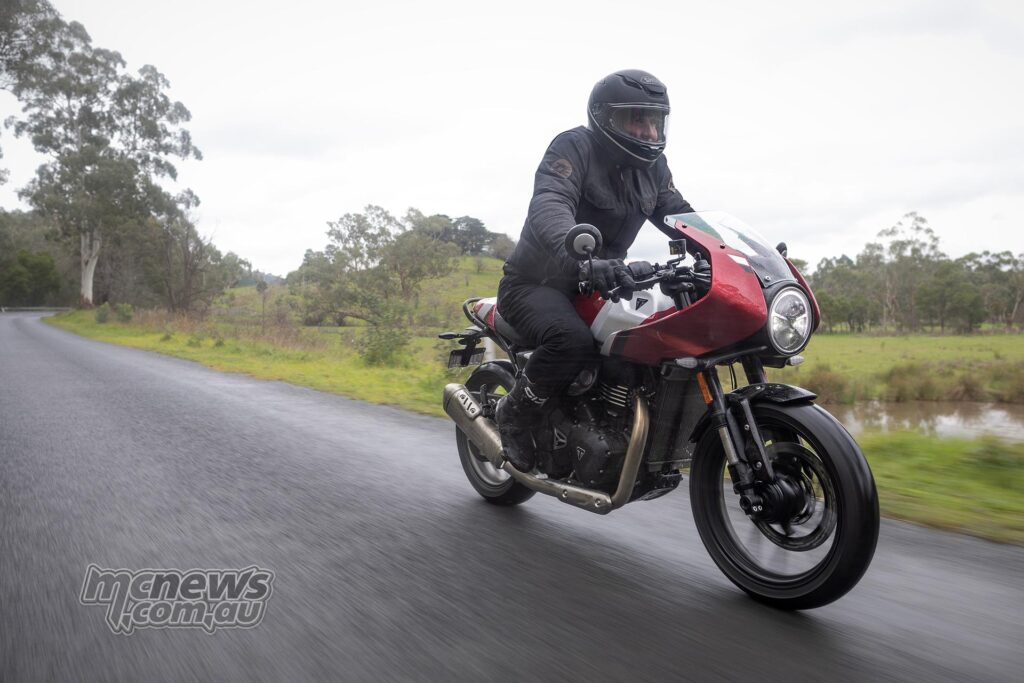 У Thruxton 400 более узкие клипоны, но посадка не слишком агрессивная