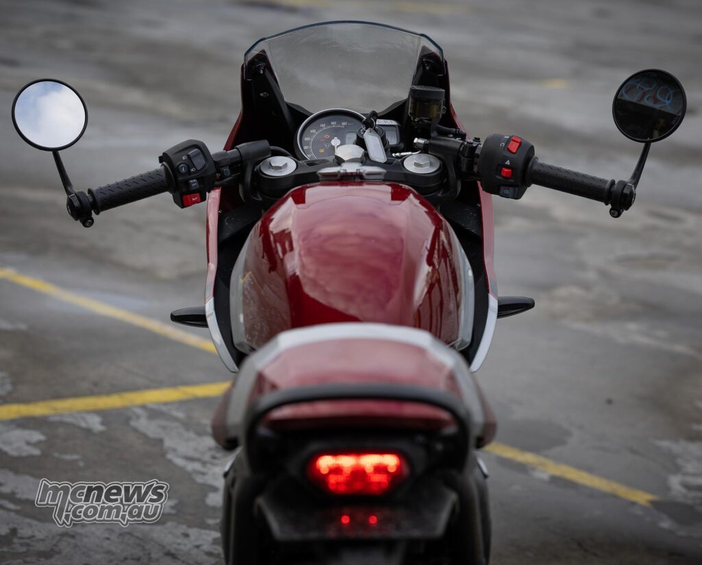 Thruxton 400 может показаться спортивным для новичка, но до полноценного supersport ему далеко: клипоны расположены выше