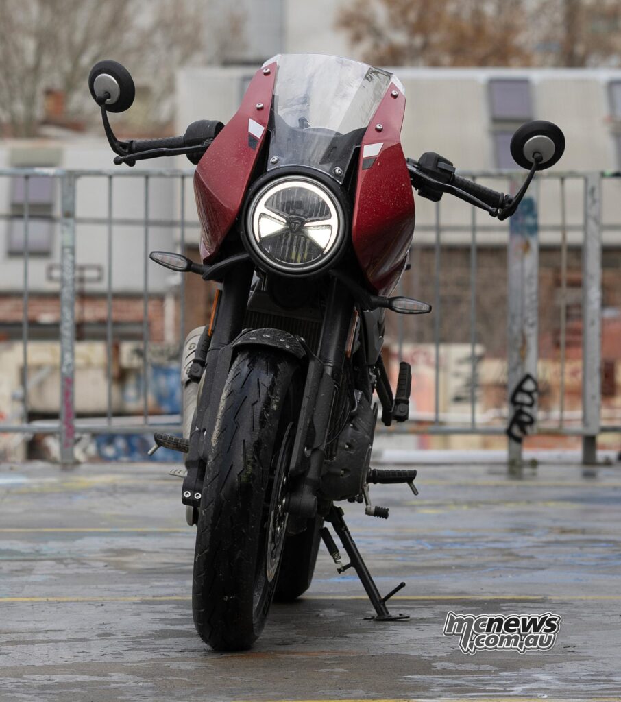 На Thruxton 400 установлены впечатляющие шины Pirelli Diablo Rosso IV