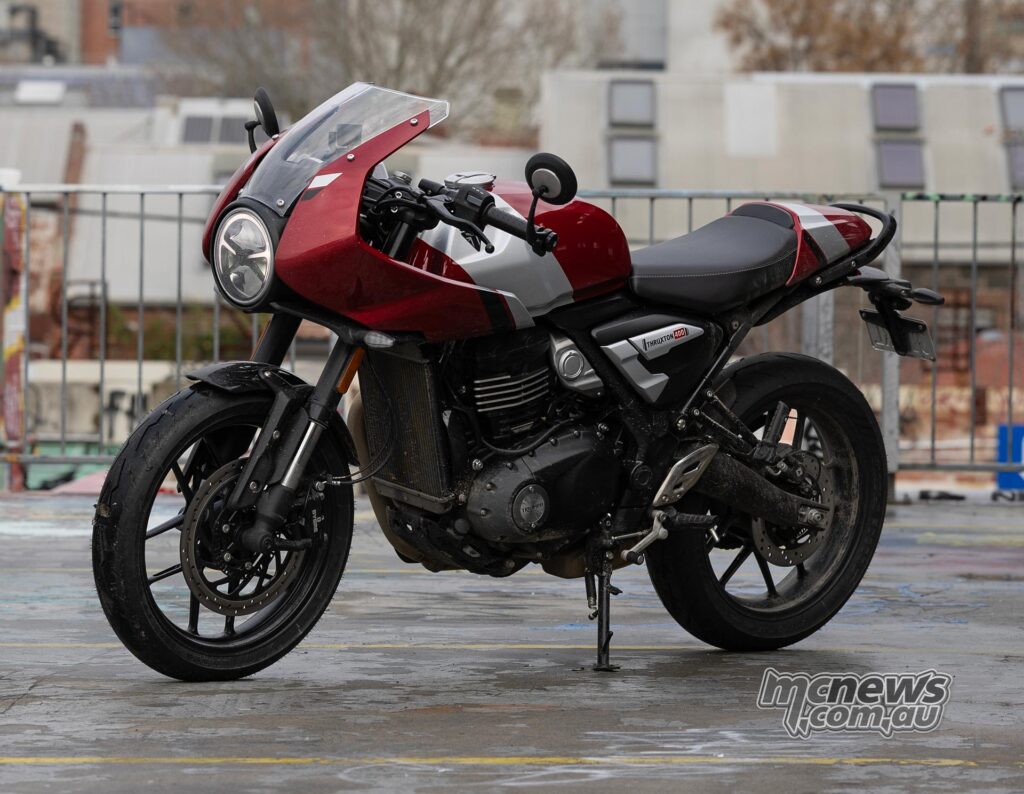 Новый Triumph Thruxton 400 в цвете Carnival Red