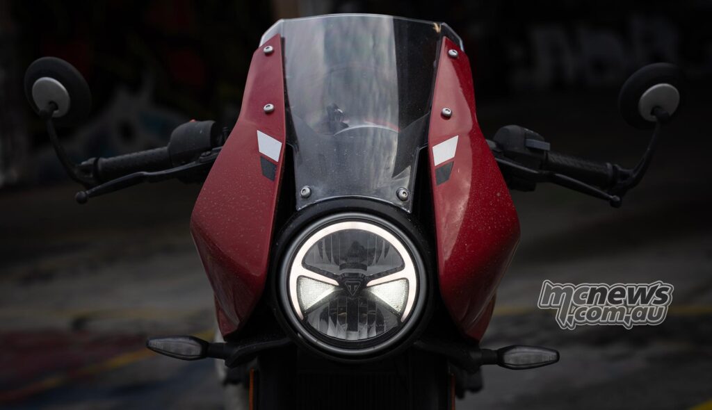Новый Triumph Thruxton 400, похоже, черпает вдохновение в снятом с производства Speed Triple RR, у которого был похожий