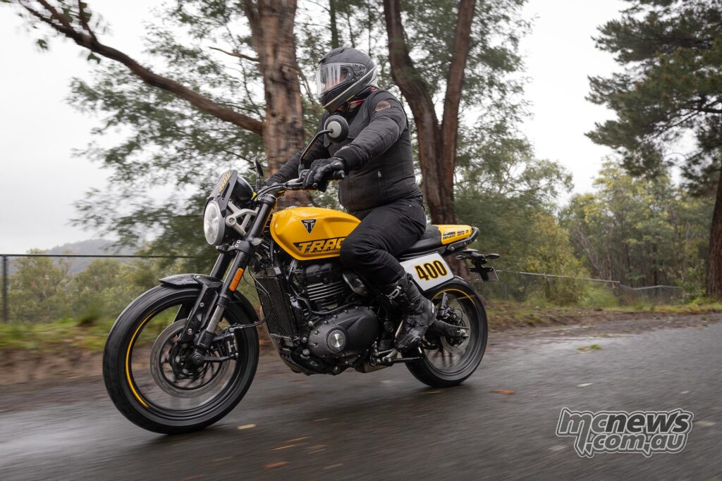 Tracker 400 получил номерную табличку, более вертикальную посадку и двойной выхлоп