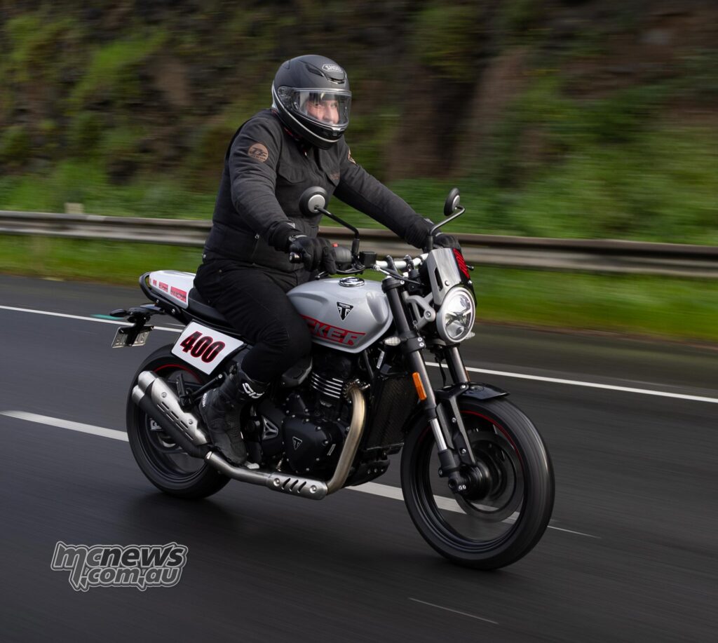 Tracker 400 дает более широкую посадку за рулем, а подножки смещены назад и чуть выше