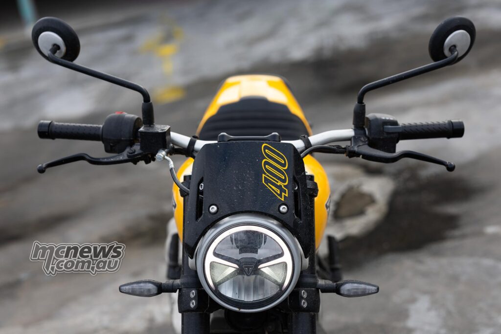 Широкий руль Tracker 400 обеспечивает отличный рычаг