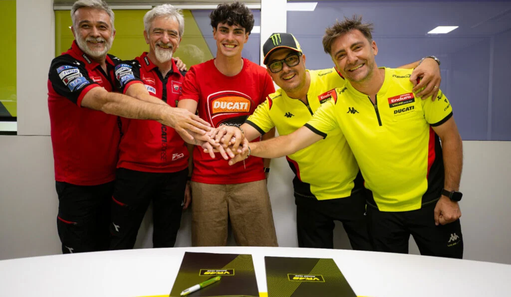 Слева направо: спортивный директор Ducati Corse Мауро Грасилли, генеральный менеджер Ducati Corse Джиджи Даль’Инья, Фермин