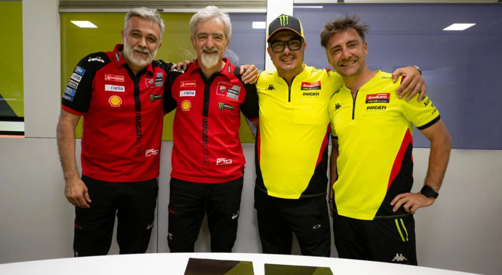 Спортивный директор Ducati Corse Мауро Грасилли и генеральный менеджер Джиджи Даль’Инья вместе с директором VR46 Алессио