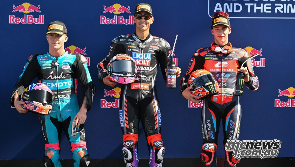 Первый ряд Moto2 в Мизано, слева направо: Даниэль Холгадо квалифицировался вторым, Сенна Агиус взял поул, а Анджел Пикерас