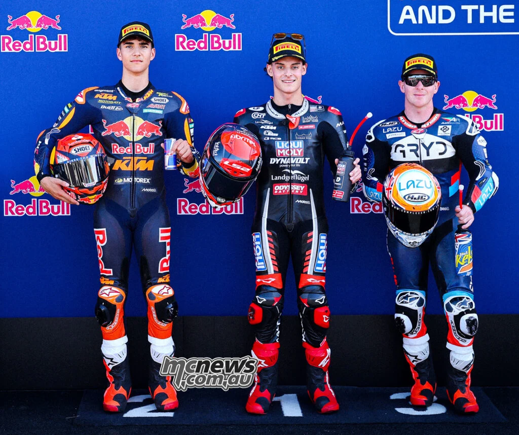 Первый ряд Moto3 в Мизано, слева направо: Брайан Уриарте квалифицировался вторым, Давид Алманса взял поул, а австралиец